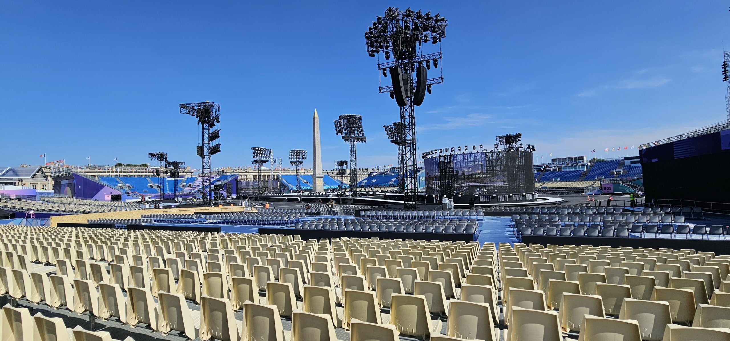 Tribune en cours de montage de la cérémonie d'ouverture des jeux paralympiques de Paris 2024