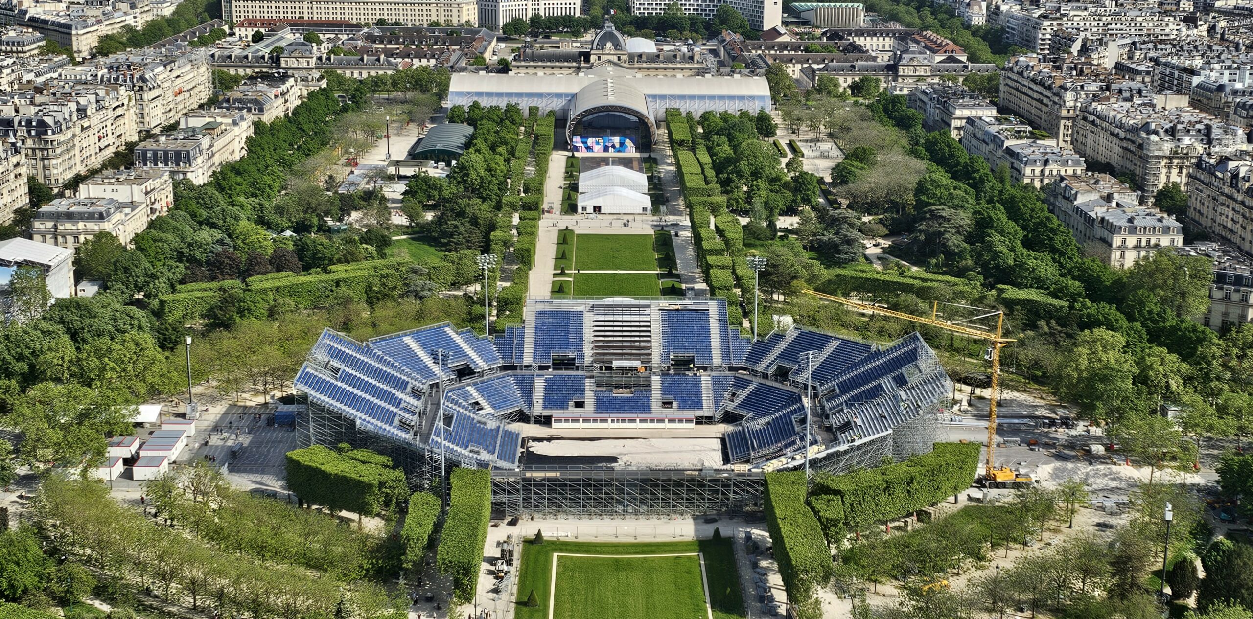 Montage des tribunes en échafaudage pour les Jeux Olympiques et Paralympiques de Paris 2024 au pied de la Tour Eiffel à Paris.