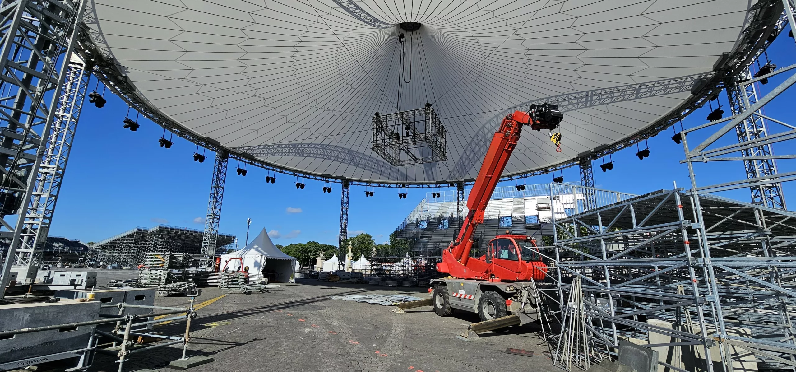 Montage de la canopée du basket 3x3 place de la Concorde à Paris dans le cadre des Jeux Olympiques de Paris 2024.