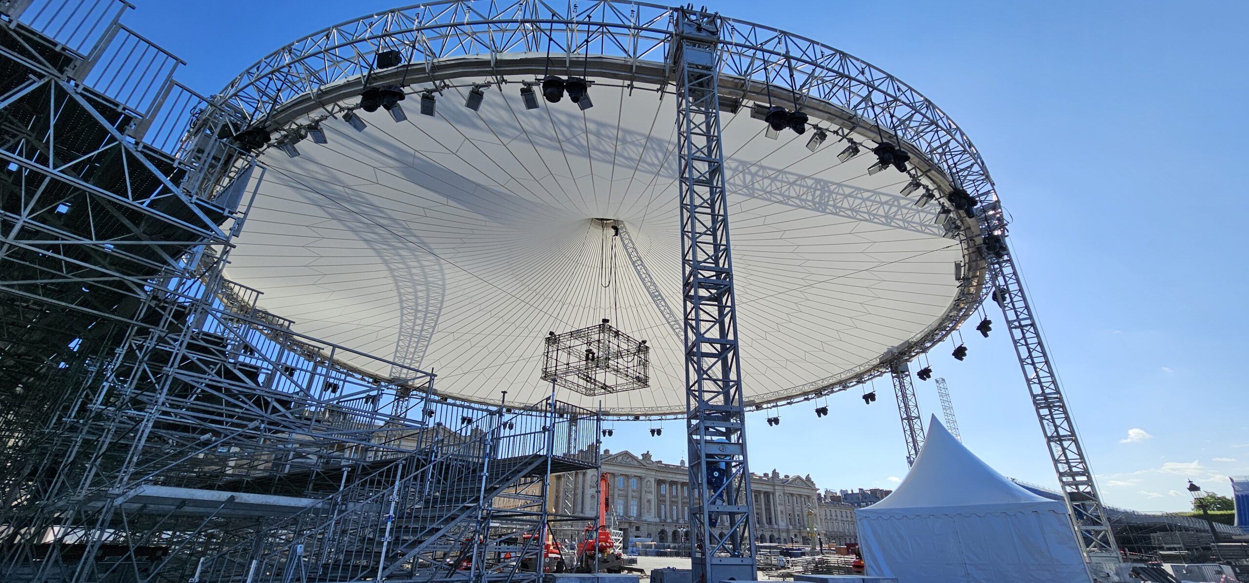 Photo de la structure de couverture couvrant le terrain de basket 3x3 pour les Jeux Olympiques de Paris2024.