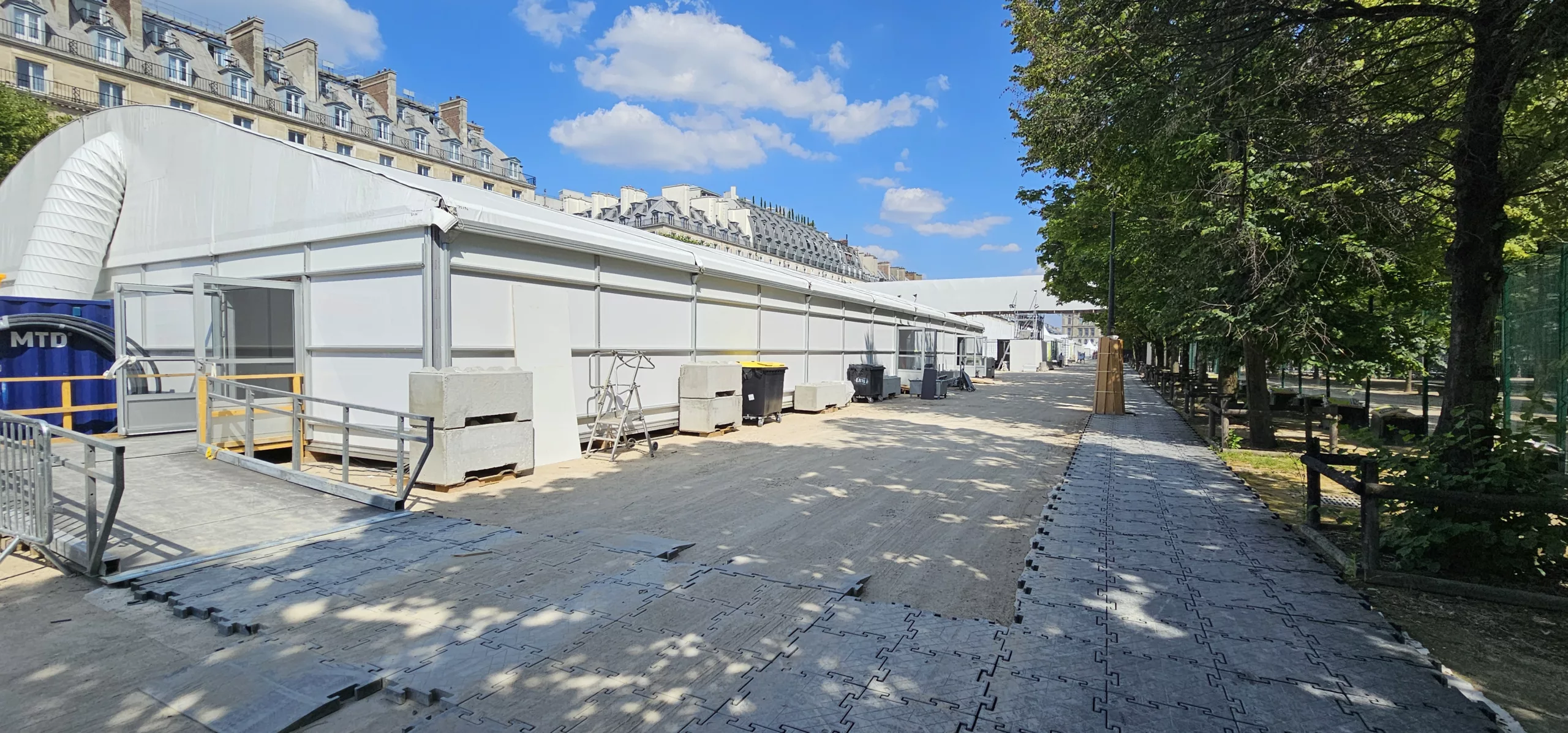 Photo d'un CTS, une tente lors d'un événement dans le jardin des tuileries.