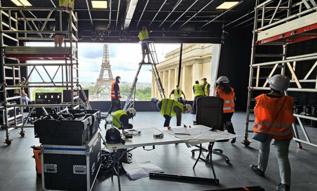 Travaux d'aménagement de la tour temporaire de studios de télé pour les Jeux Olympiques et Paralympiques de Paris 2024 sur la place du Trocadéro à Paris.