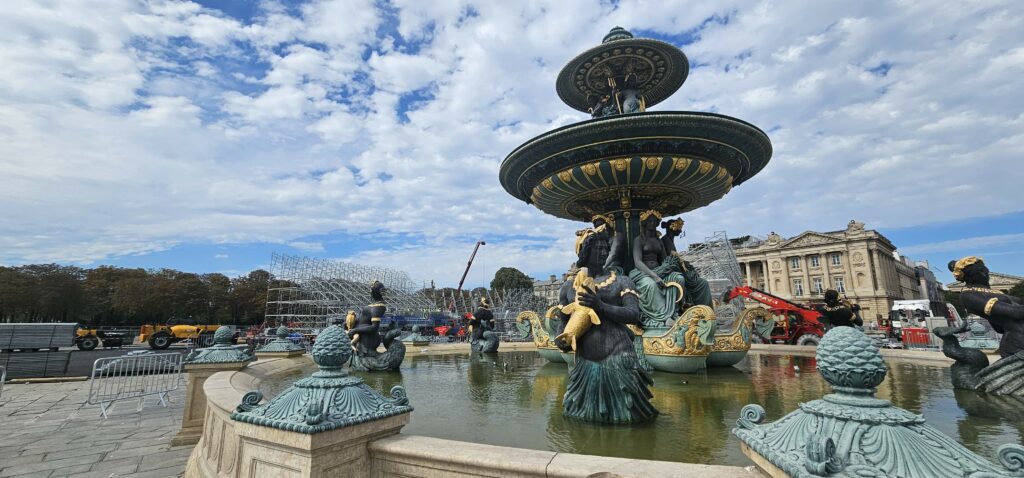 Montage des tribunes en échafaudage pour les Jeux Olympiques et Paralympiques de Paris 2024 sur la place de la Concorde à Paris.