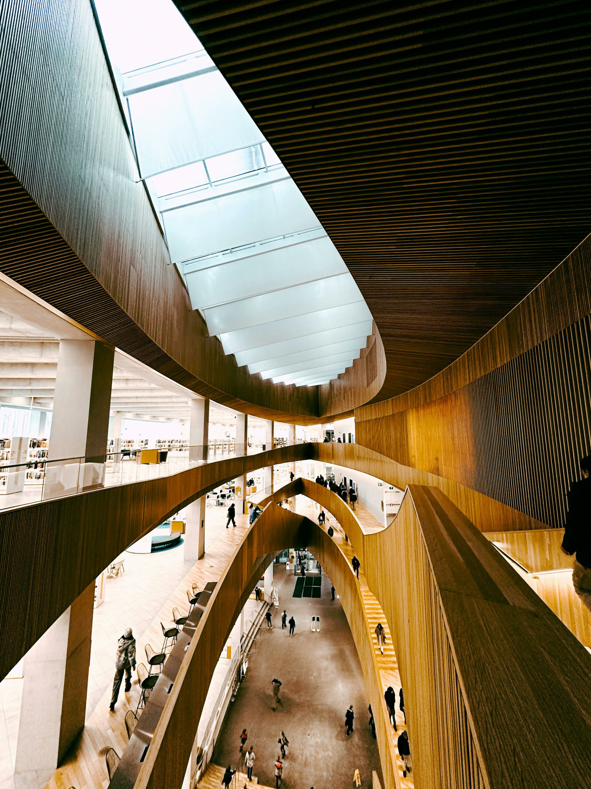 Photo du hall majestueux d'une bibliothèque moderne