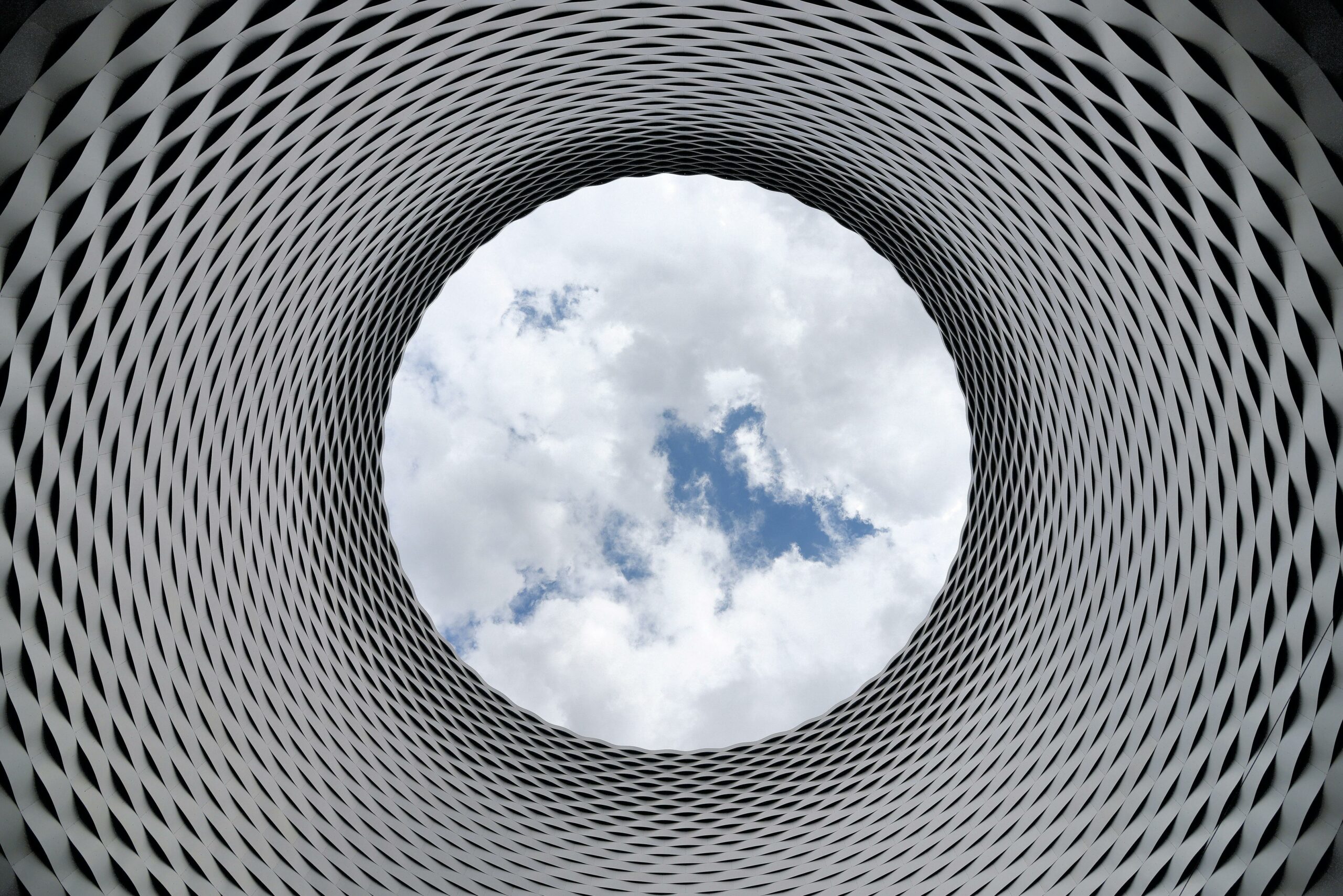 Intérieur d'une tour avec vue sur le ciel.