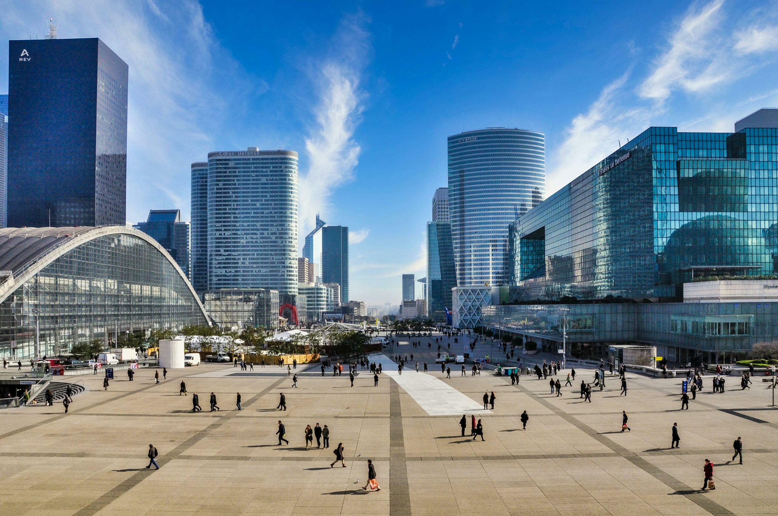 Paris La Défense vue depuis le pied de la Grande Arche.